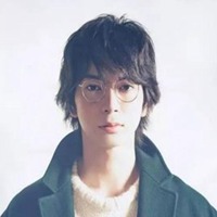 复古圆框眼镜男生头像