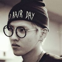 复古圆框眼镜男生头像