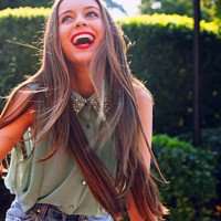 大笑的女生头像