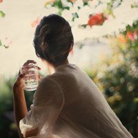 妇女头像背影或侧面的