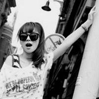 带墨镜酷酷女生头像