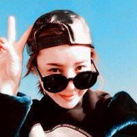 带墨镜酷酷女生头像