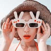 带墨镜酷酷女生头像