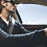 成熟男人开车头像