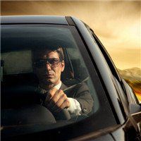 成熟男人开车头像