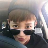 成熟男人开车头像