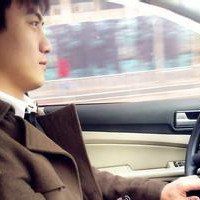 成熟男人开车头像