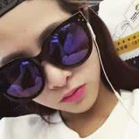 戴墨镜的女生头像