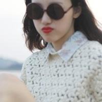 戴墨镜的女生头像