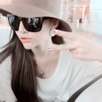 戴墨镜的女生头像