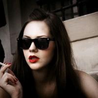 戴墨镜的女生头像