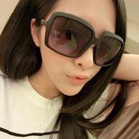 戴墨镜的女生头像