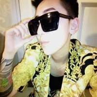 戴墨镜的男生头像