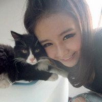 抱猫的女生头像