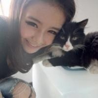 抱猫的女生头像