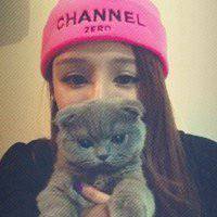 抱猫的女生头像