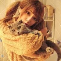 抱猫的女生头像