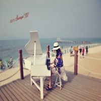 海边弹钢琴唯美头像