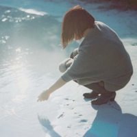 蹲着的女生头像