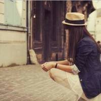 蹲着的女生头像