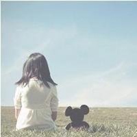 蹲着的女生头像