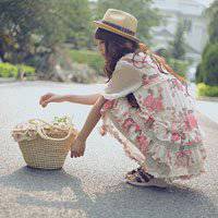 蹲着的女生头像