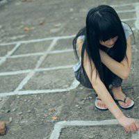 蹲着的女生头像
