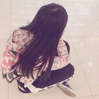 蹲着的女生头像