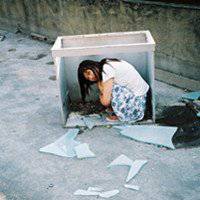 蹲着的女生头像