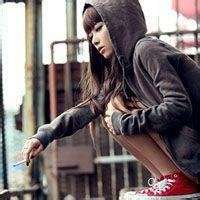 蹲着的女生头像