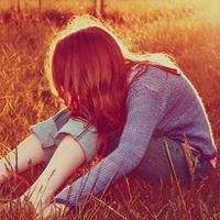 蹲着的女生头像