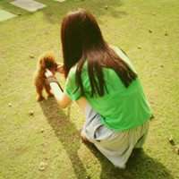 蹲着的女生头像