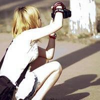 蹲着的女生头像