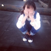 蹲着的女生头像