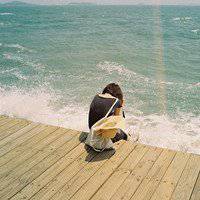 蹲着的女生头像