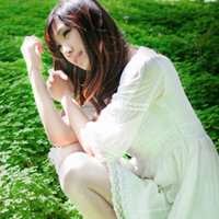 蹲着的女生头像