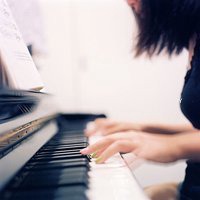 钢琴头像唯美图片