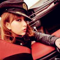 霸气女生开车头像