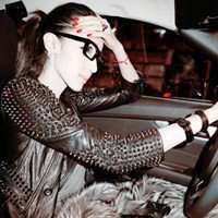 霸气女生开车头像