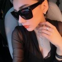 霸气女生开车头像