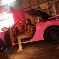 霸气女生开车头像