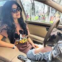 霸气女生开车头像