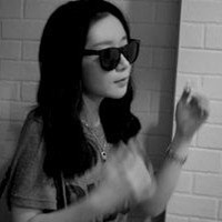 黑白戴眼镜头像女生