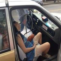 坐在车里的女生头像