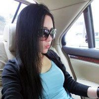 坐在车里的女生头像