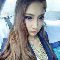 坐在车里的女生头像