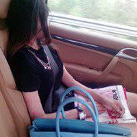 坐在车里的女生头像