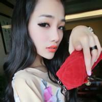 坐在车里的女生头像