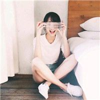 女生头像侧面蹲坐