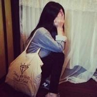 女生头像侧面蹲坐